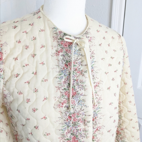 SOLD Vintage 1960s 1970s quilted house coat bed jacket - Picture 2 of 13